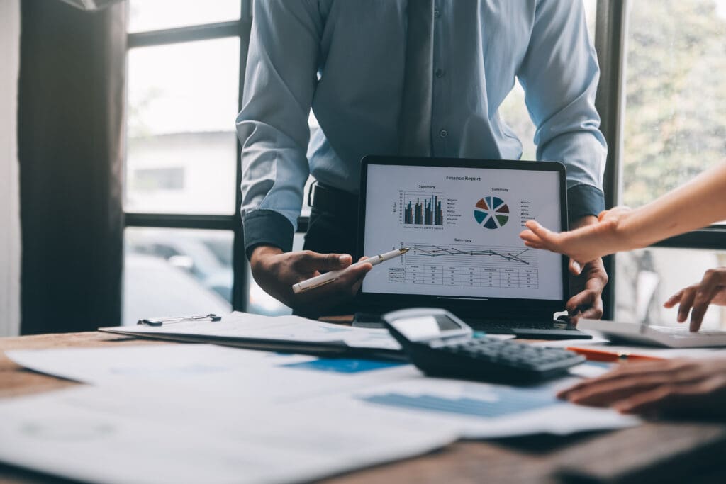 Fund managers team consultation and discuss about analysis Inves